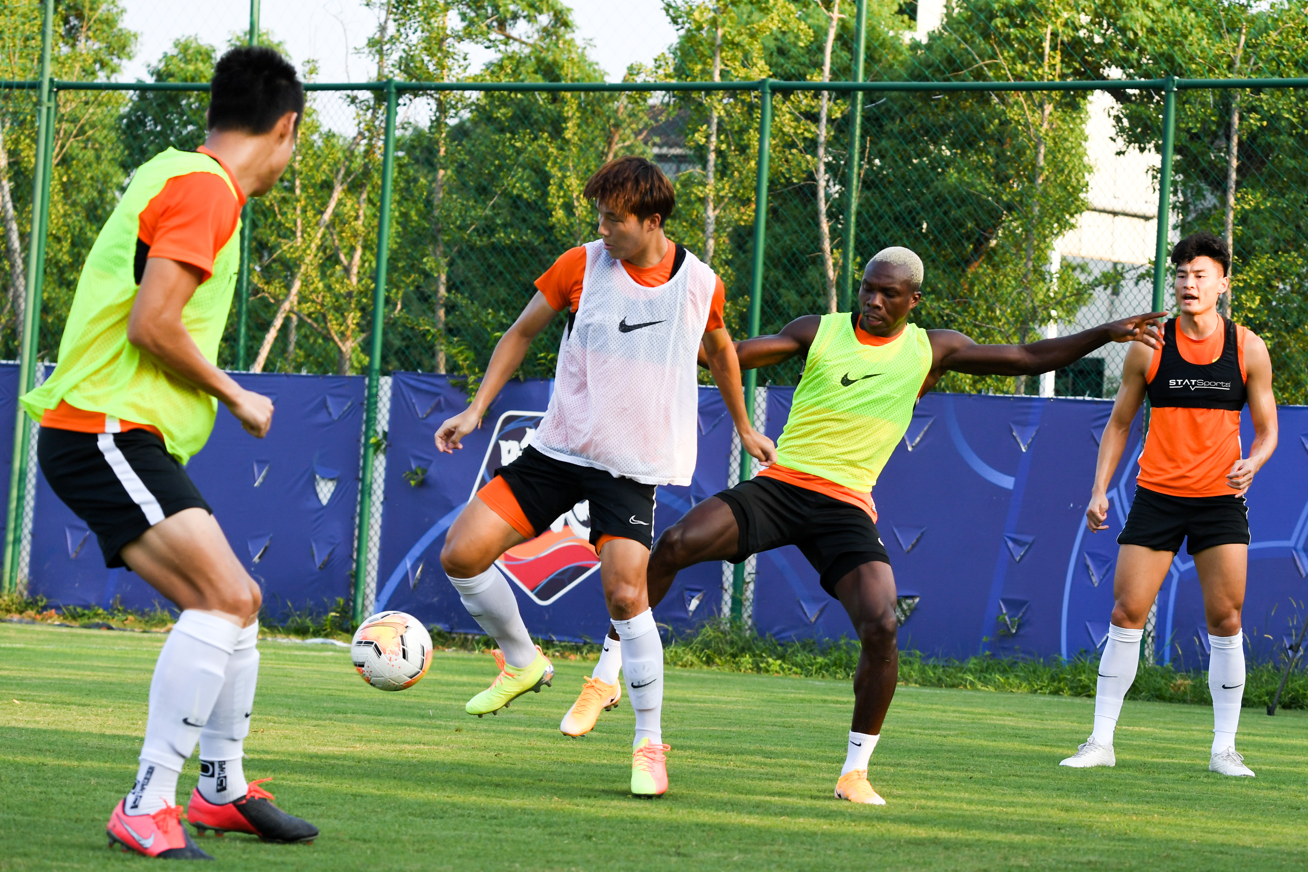 卓尔球员状态低迷,球队陷入连败境地,士气大振 卓尔球员状态低迷,球队陷入连败境地,士气大振