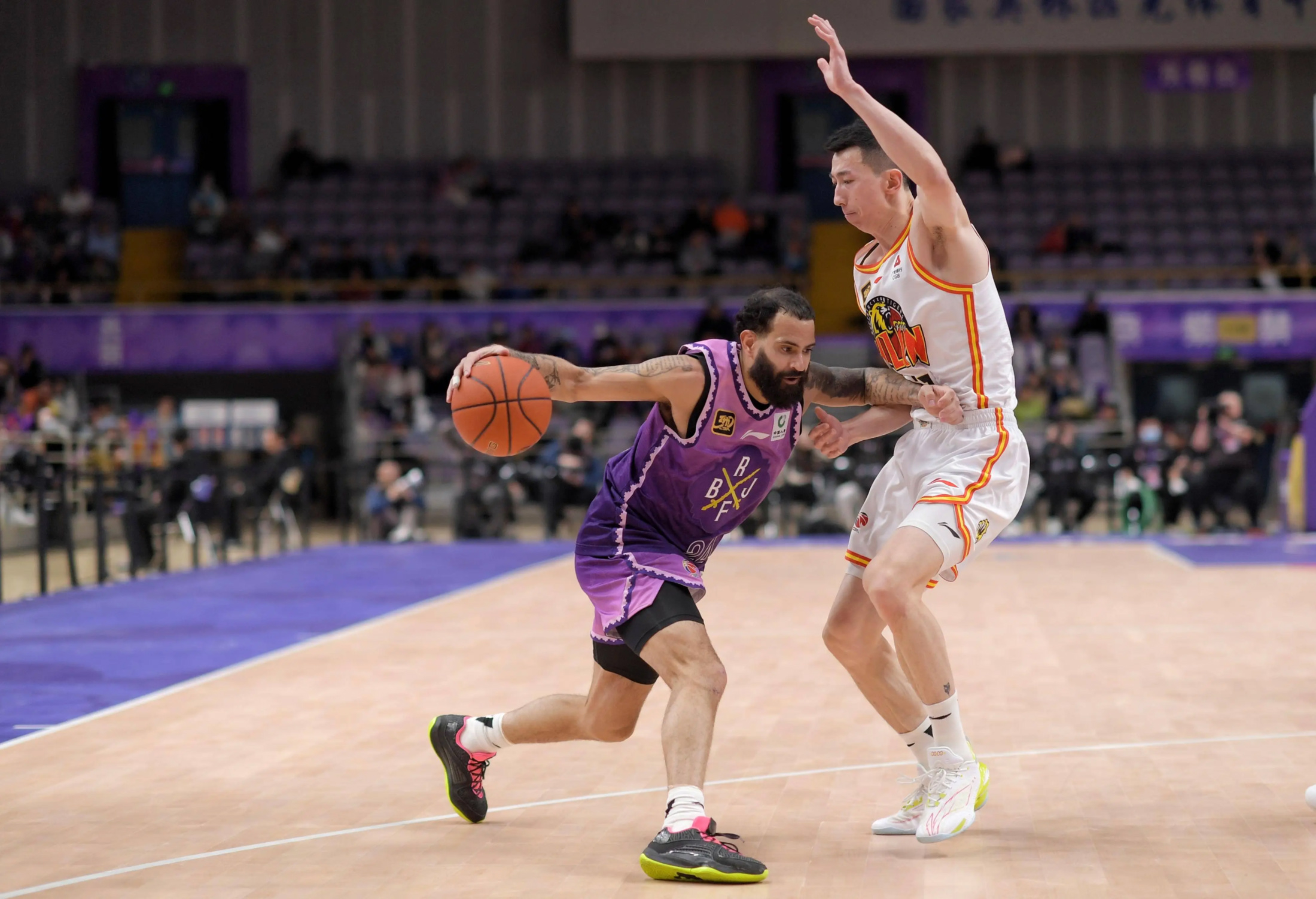 尼克斯逆转山东队，拉文点燃赛场