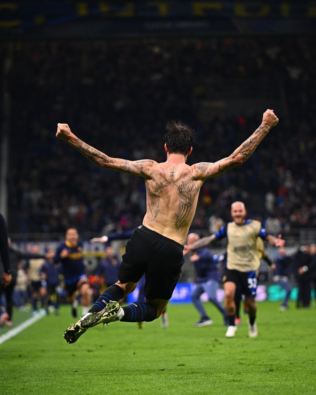 巴萨鏖战AC米兰，苏亚雷斯点燃赛场