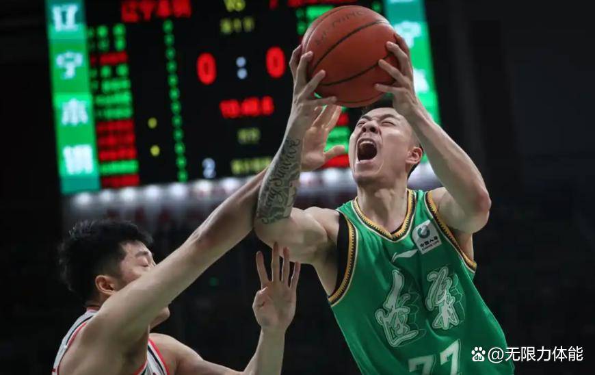 四川队险胜马刺,张镇麟扛起全队 四川队险胜马刺,张镇麟扛起全队